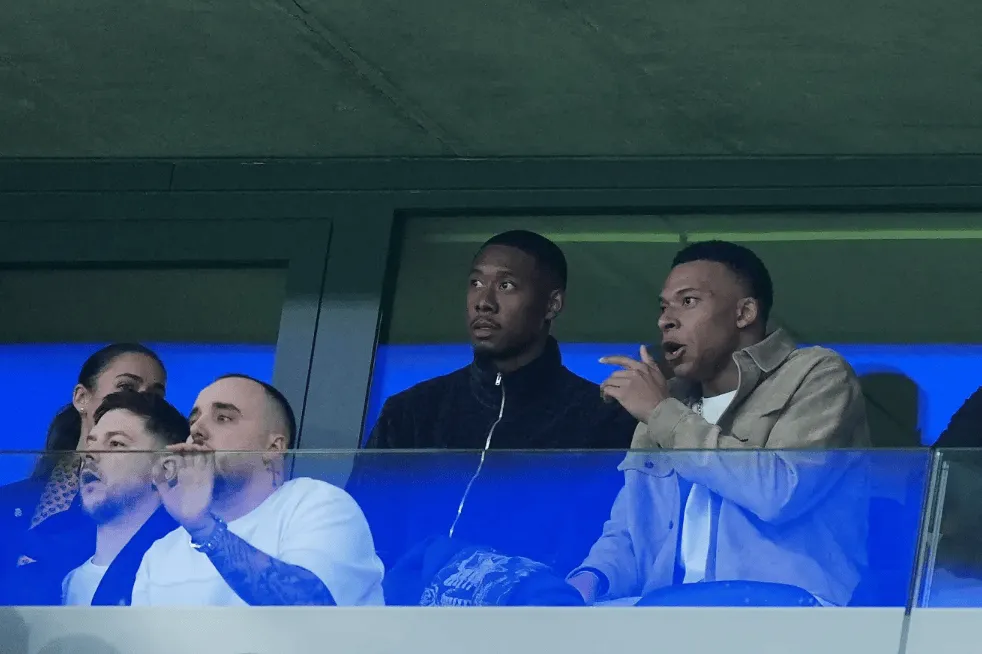 开云体育APP-姆巴佩与阿拉巴现身伯纳乌看台，现场为皇马对曼城比赛助威