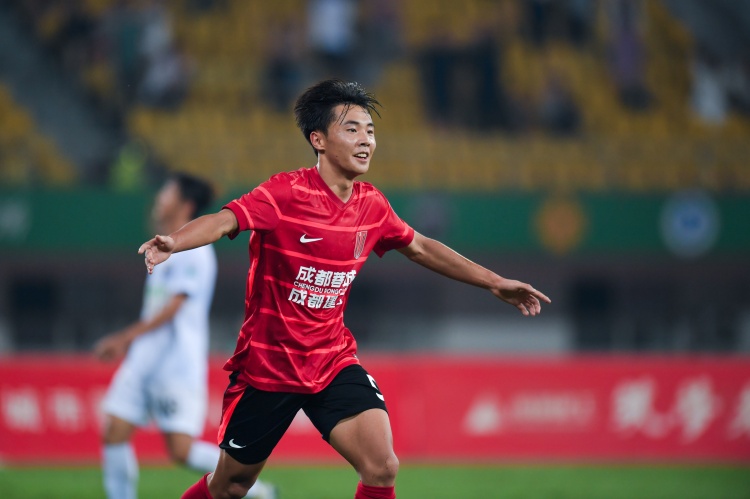 开云体育下载-川媒：帅惟浩偶像是哈兰德，训练之余最大爱好是和队友玩王者荣耀